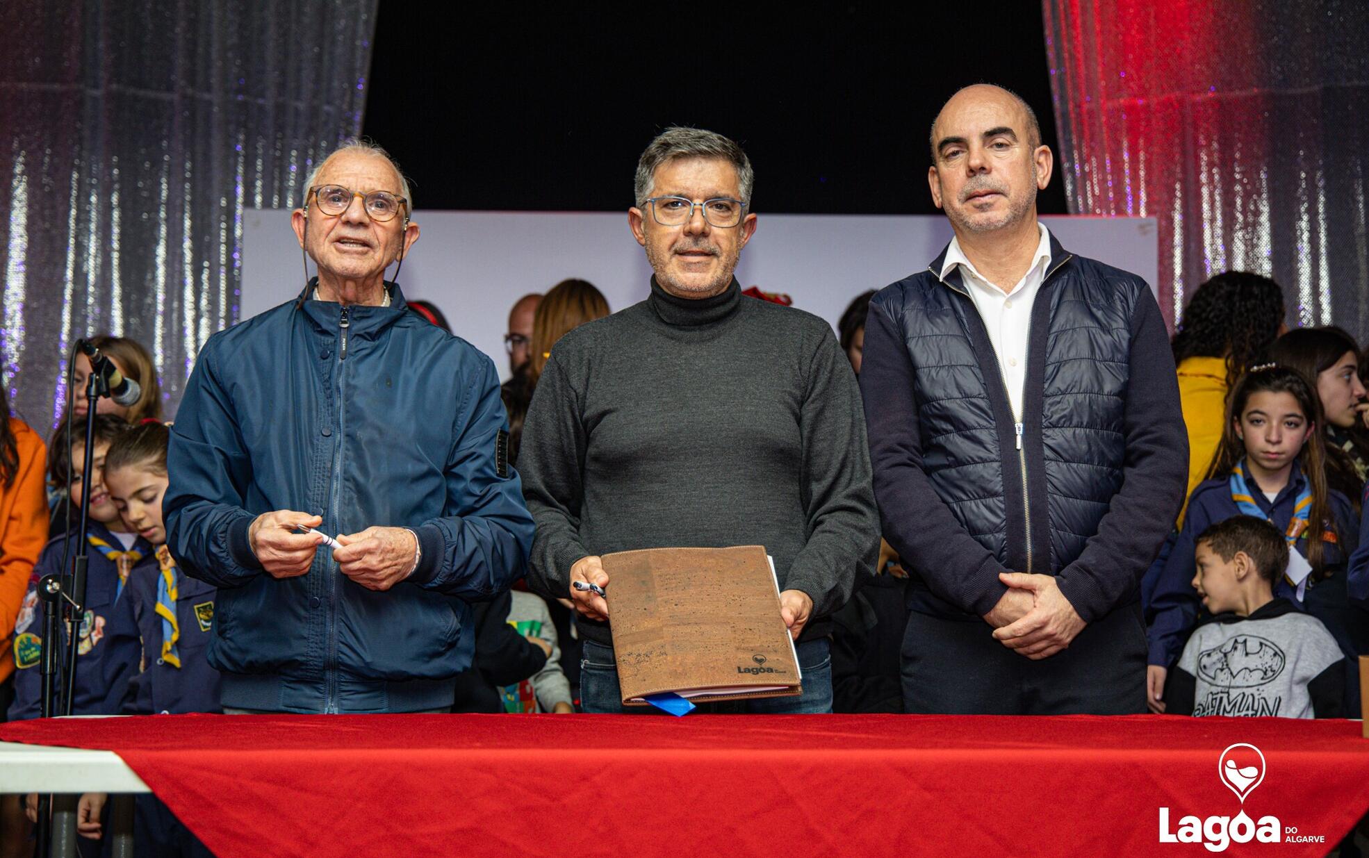 O Município de Lagoa, a Fábrica da Igreja Paroquial de Ferragudo e a Junta de Freguesia de Ferrag...