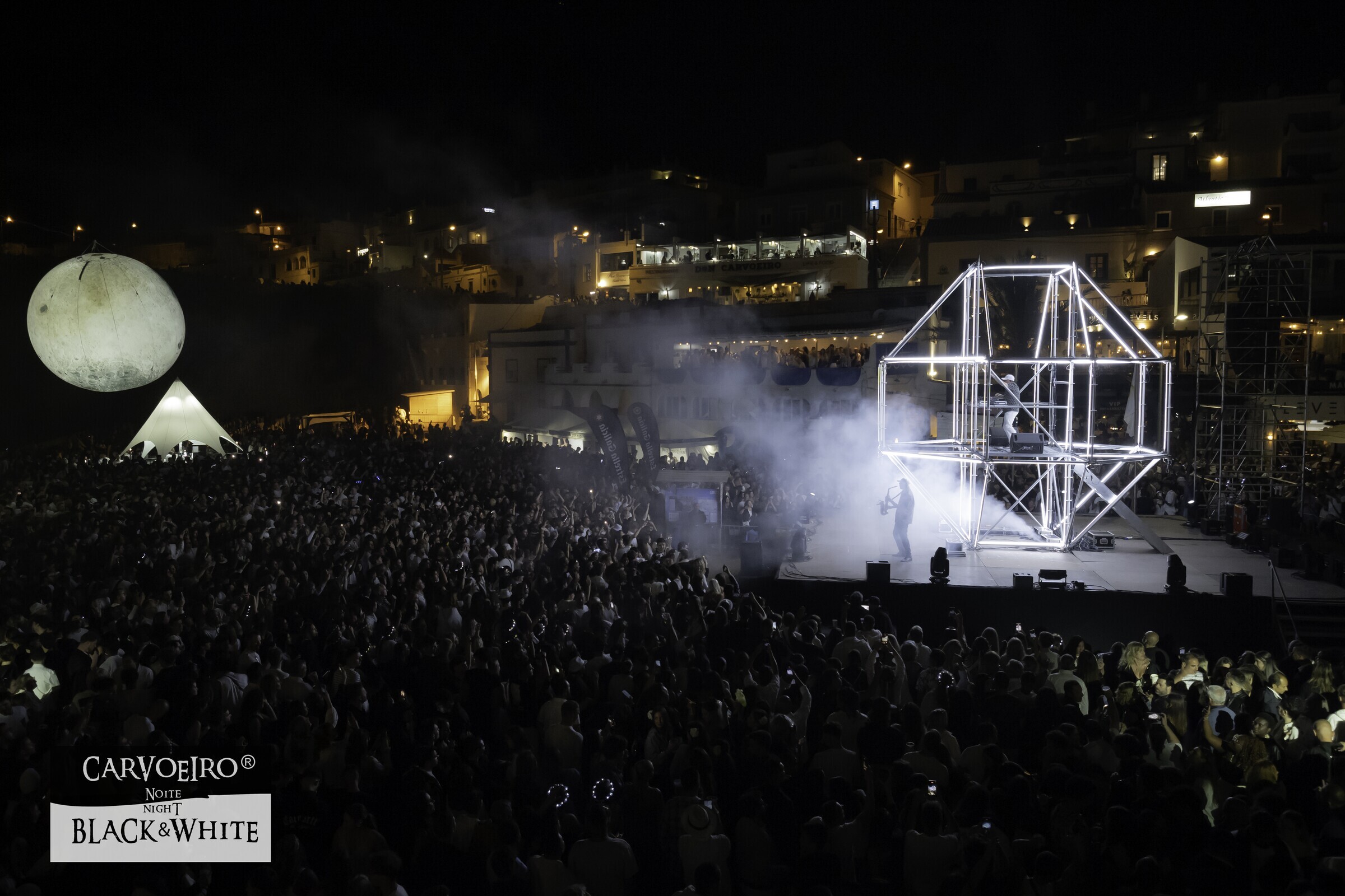 Lagoa celebrou 10 anos da Carvoeiro Black&White com recorde de participantes e um forte impacto e...